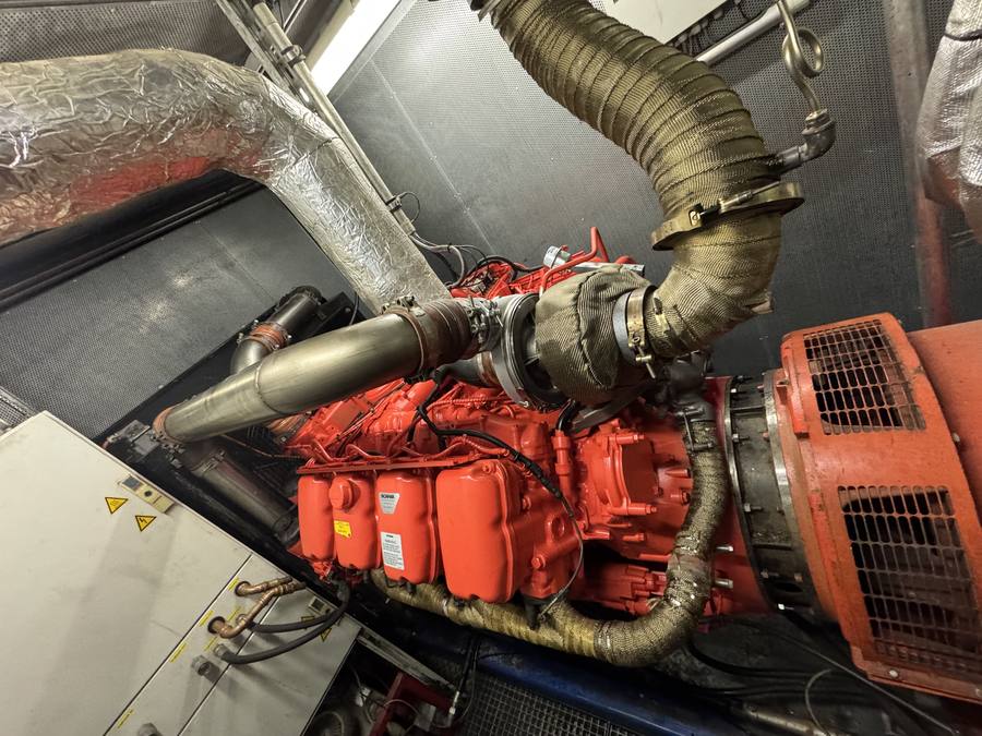 Blockheizkraftwerk Motor bei der Wartung