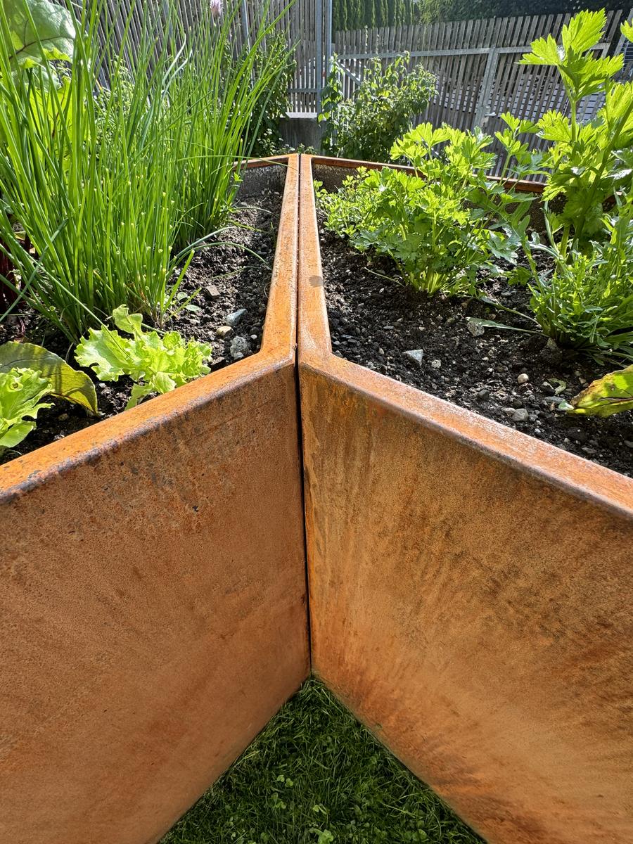 Cortenstahl Hochbeet im Garten