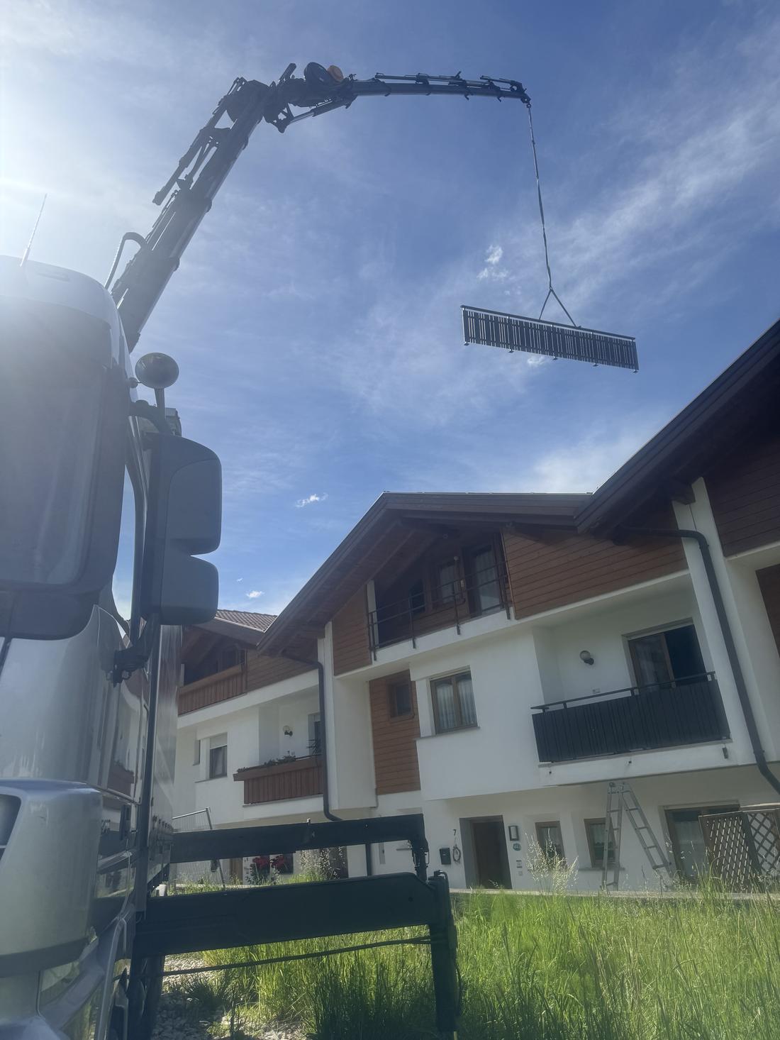 Balkongeländer wird per Autokran eingehoben